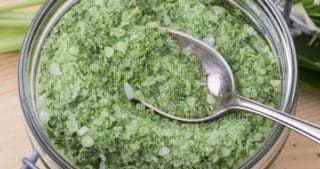 „Zelená sůl“ už přinesla revoluci do mnoha kuchyní: Univerzální koření s jarní cibulkou