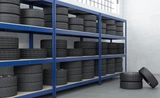 Co patří do každé garáže? Regály na pneumatiky a další autopotřeby jsou základem