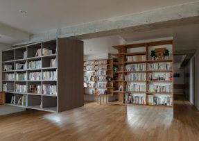 Byt plný levitujících knihoven