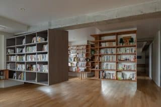 Byt plný levitujících knihoven