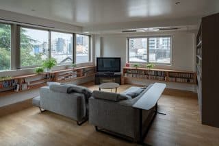 Byt plný levitujících knihoven – obývací pokoj
