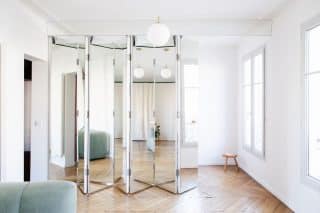 Úzký byt – stahovatelná zrcadlová stěna