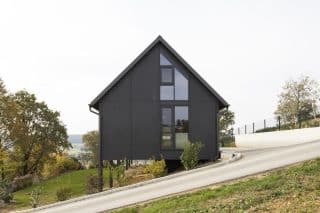 Černý dům ze smrkového dřeva