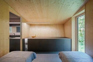 Interiér chatky na okraji lesa od Béres Architects