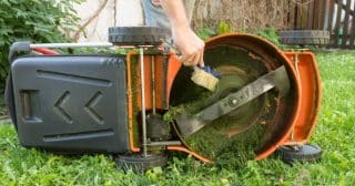 Chyby při používání sekačky, které ničí trávník i stroj samotný: Nečištění, nekvalitní palivo či sekání příliš vysoké trávy