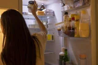 Vlhko v lednici může způsobit, že se jídlo rychleji kazí. Problém vyřeší houbička naplněná solí