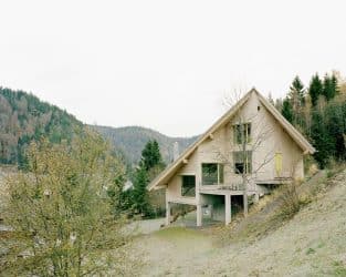 Neobvyklý terén nemusí být překážkou: Architekti dokázali dům přizpůsobit hrbolatému svahu