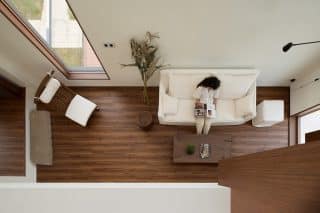 Dům pro dvě generace – interiér pohledem ze schodiště