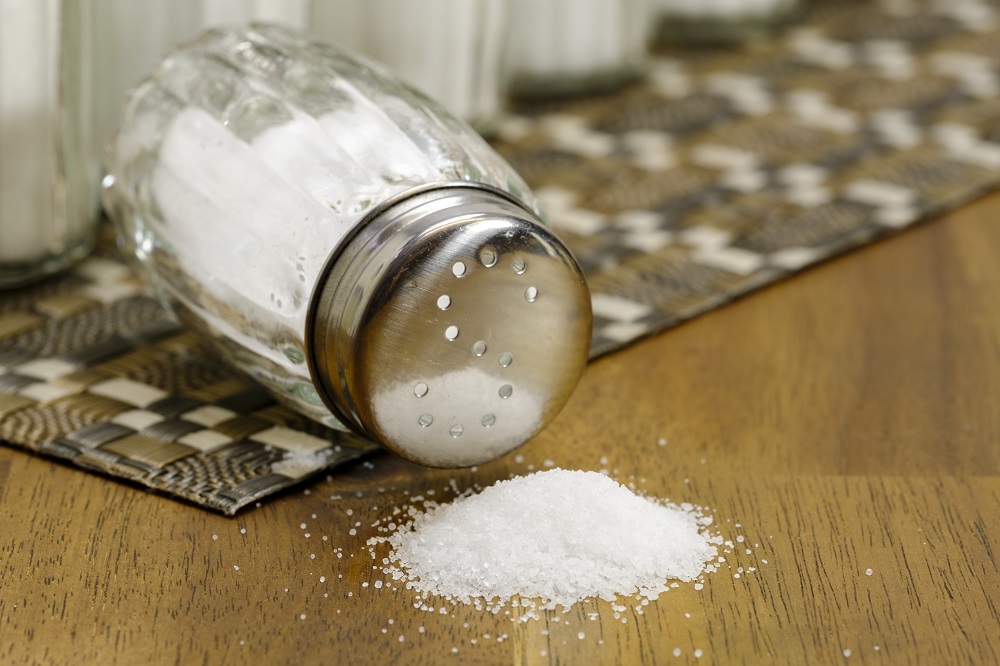 Kuchyňská sůl rozsypaná na stole