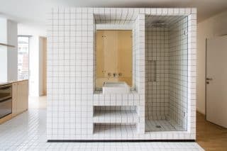 Při rekonstrukci 40 m² bytu zvolili designéři neobvyklé řešení: Jediná stěna kolem WC a koupelna v obýváku