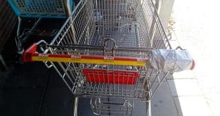 Smyčka na nákupním vozíku je užitečnější, než se zdá: Taška je tak chráněna před zloději