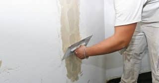 Praskliny ve zdi zvládne opravit i amatér: Hodinový manžel se podělil o jednoduchý způsob