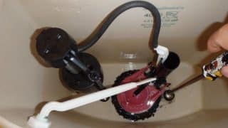 Zkušený instalatér prozradil, jak během 15 minut opravit protékající WC: Chyba je často ve ventilu