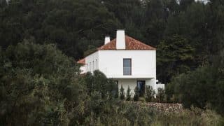 Dům, který přirozeně zapadá do okolní přírody: Bílá v kontrastu se zelenou tvoří v konečném důsledku dokonalý celek