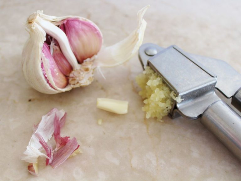 Čas strávený drcením česneku se zkrátí díky vynechání jednoho kroku: Odkrajovat tvrdou část je zbytečné
