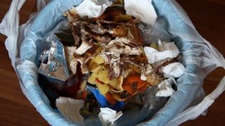 5 důvodů, proč nemít odpadkový koš ve skříni: Nejenže zbytečně zabírá prostor, není tak často vynášený