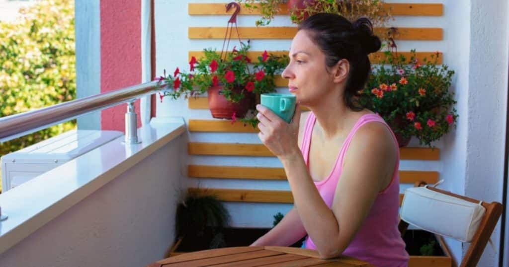 sousedi balkon kafe