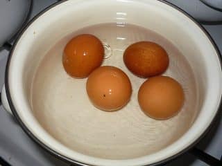 Do hrnce s vejci se vyplatí přidat plátek citronu. Nepopraskají a snadněji se loupou