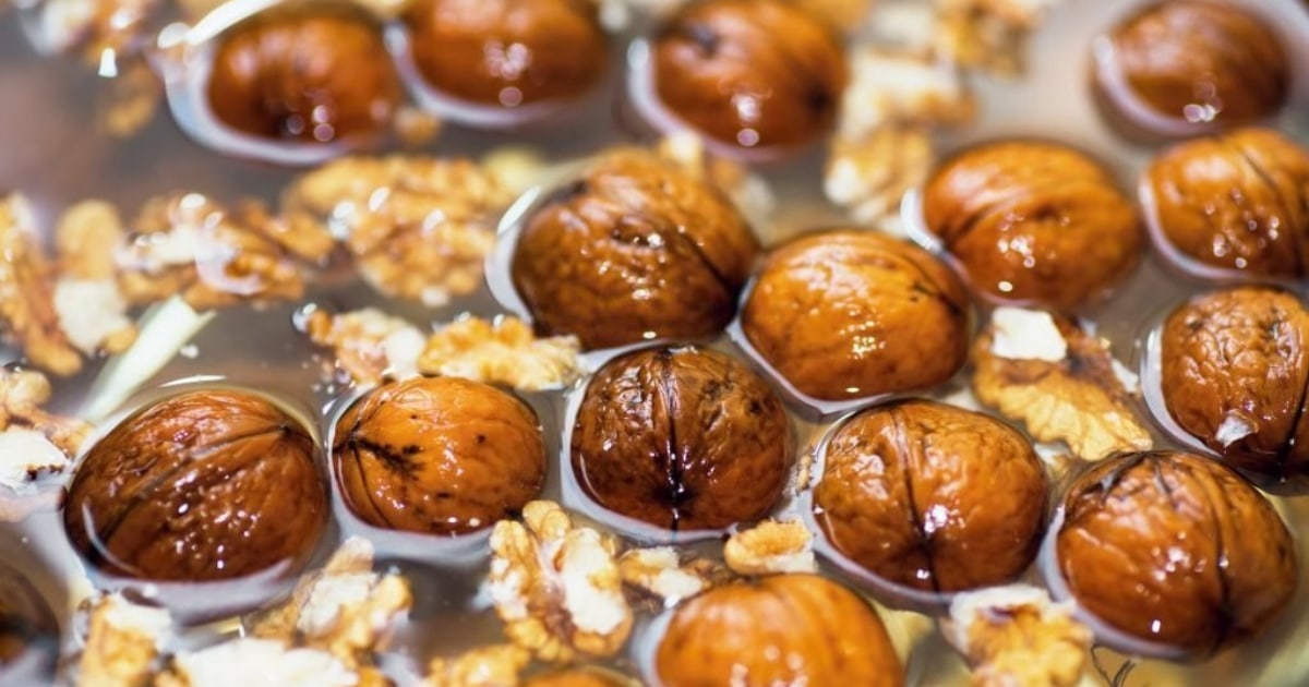 Louskání ořechů bude snazší díky slané vodě. Skořápka jejím působením trochu povolí