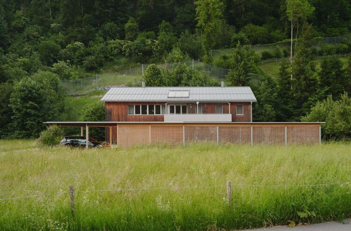 Přístřešek na bazén plynule přechází do garážového přístřešku, aby zachoval linii. Domek s terasou odděluje ochranná zástěna