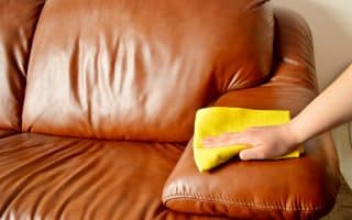 Čištění koženého nábytku: Stopy od propisky se dají efektivně odstranit lepicí páskou