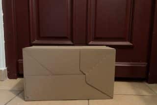 Prázdná krabice před vstupními dveřmi: Jde o novou fintu zlodějů. Označují tím objekty k vyloupení