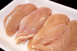 Podle čeho v obchodě vybrat nejlepší kuřecí prsa: Maso by mělo mít jednotnou barvu, pozor na jemné proužky