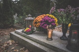 Zloděje náhrobních svíček a kytek lze snadno zastrašit. Poslouží fixa a obyčejné kameny