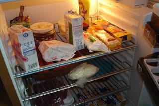 Potraviny, které v lednici ztratí chuť a všechny svoje vlastnosti. Pokojovou teplotu vyžadují rajčata nebo oleje
