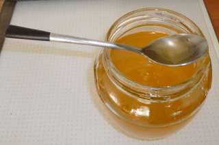 Jak rozeznat falešný med od pravého: Domácí test pomocí zapalovače