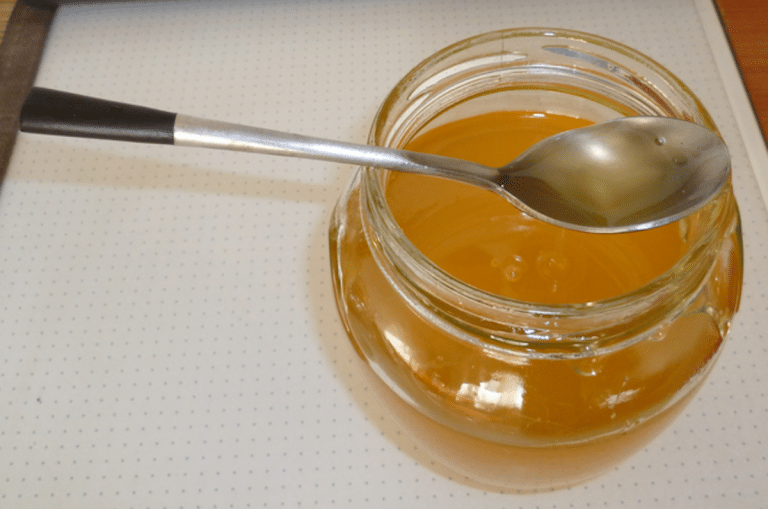 Jak rozeznat falešný med od pravého: Domácí test pomocí zapalovače