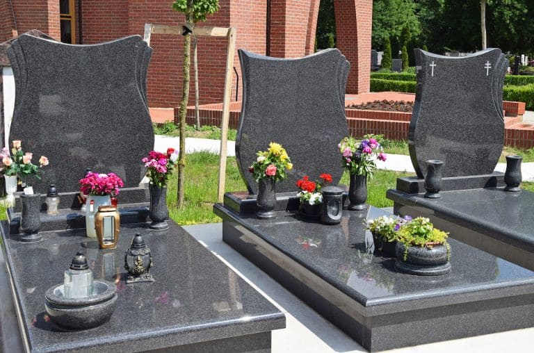 Odstranění nečistot z náhrobku, aby nedošlo k poškození: Kameník doporučuje horkou vodu a dřevěnou špachtli