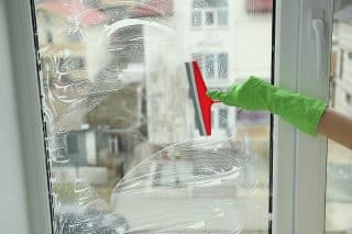 Takhle čistá okna jste nikdy neměli. S tímto jednoduchým trikem je stačí umývat jednou za rok. Češi to milují