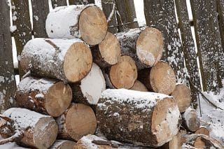 Palivové dřevo bude hořet dlouho a vydá více tepla: Nejlepší je použít kombinaci malých a velkých polen