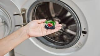 Jak používat kapsle na praní, abyste naplno využili jejich potenciál. Důležité je umístění v pračce a správný počet