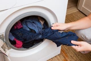 Domácí řešení žmolků při praní. Do bubnu pračky stačí přidat vlhčený ubrousek nebo houbičku na nádobí