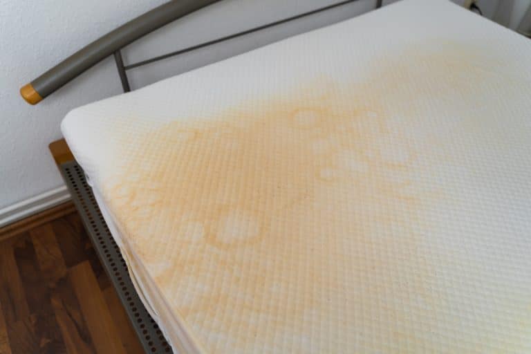 Matrace jako nová: Domácí pasty na čištění zažraných skvrn. Pomůže i voda s citronem