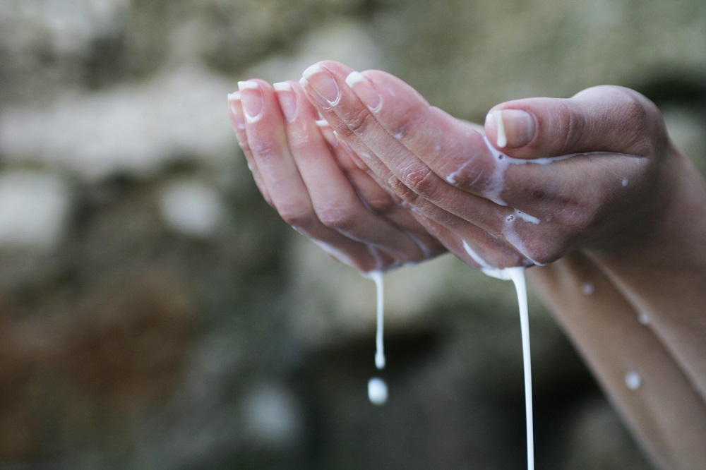 Tekuté mýdlo mezi dlaněmi