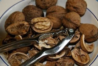 Skladování vlašských ořechů, aby vydržely čerstvé na cukroví. Nejlépe poslouží přepravky spolu s uložením ve sklepě