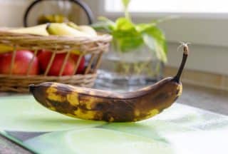 Jak poznat banán, který už není vhodný ke konzumaci. Čerstvost je dána stopkou, pokud zčerná pouze část, je to špatně