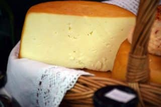 domácí sýr typu cheddar