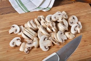 Kuchařský trik na urychlení krájení hub. Pomůže obyčejná vidlička a škrabka na brambory