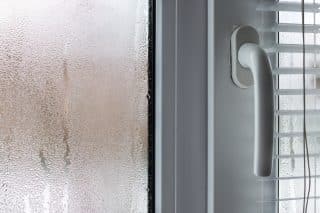 Nastavení plastových oken do zimního režimu: Stačí vzít do ruky šroubovák, ušetřit tak lze tisíce korun ročně
