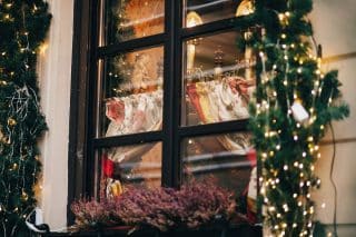 Kdo si letos nazdobí okno vánoční tematikou, dostane odměnu 10 000 Kč. Vy jste ještě nezačali? Moc času vám už nezbývá