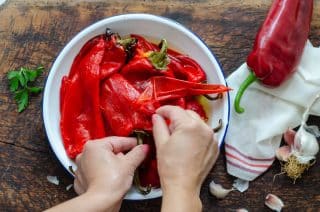 Jak odstranit slupky z paprik snadno a rychle. Použít lze škrabku nebo vroucí vodu
