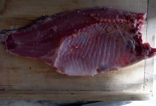 Porcování kapra, aby ryba zůstala úplně bez kostí. Zapotřebí je ostrý nůž a dva řezy