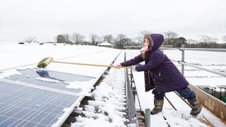 Jak během zimy odstranit sníh ze solárních panelů a tím zvýšit jejich účinnost. Vyzkoušet lze metodu reverzního proudu