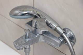 Odstranění vodního kamene z kohoutků v koupelnách: Povolejte do akce osvědčené duo ocet a jedlou sodu