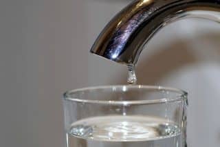 Kdo pije vodu z vodovodu, tomu hrozí velký problém. Jediný doušek a malér je na světě