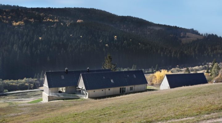 Pohled shora na domy
